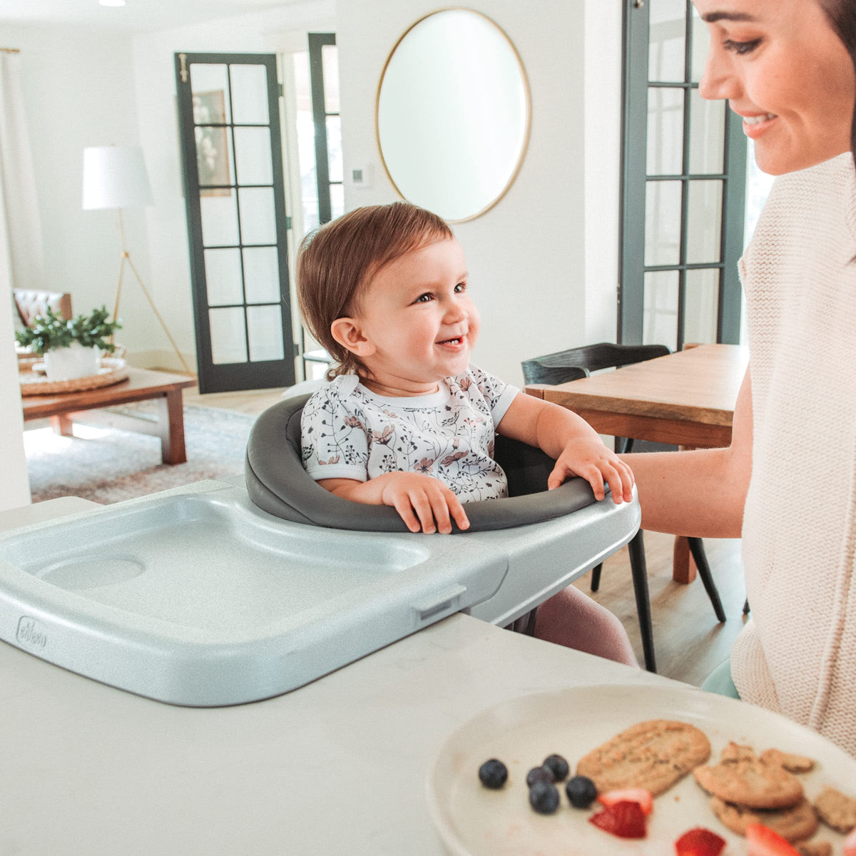 Hook-On High Chair with Tray H560